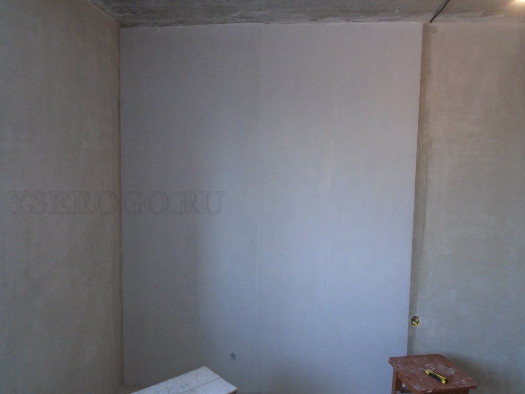 Приклеиваем стеклопластик к стене под покраску