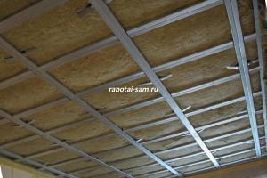 Утеплитель крепится между металлическими профилями под гипсокартонным потолком для его утепления