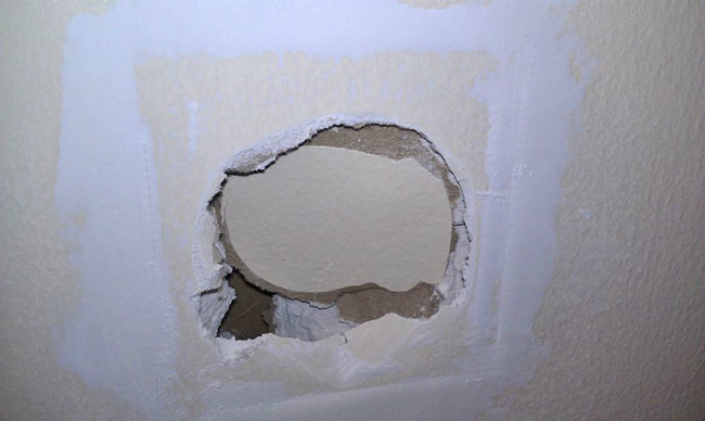 как исправить маленькую дырочку в гипсокартоне