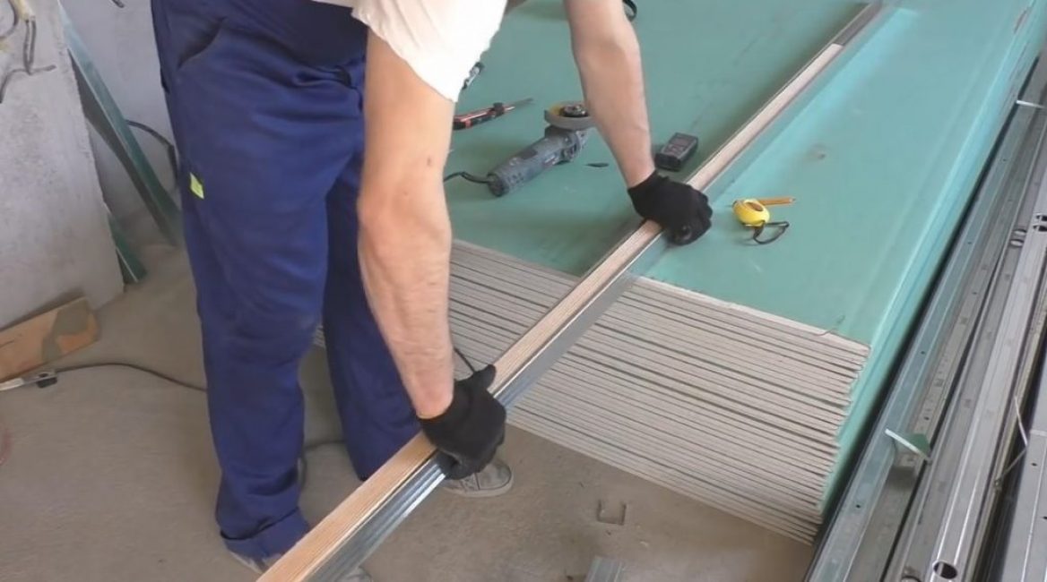 Для армирования в профиль вставляется брусок