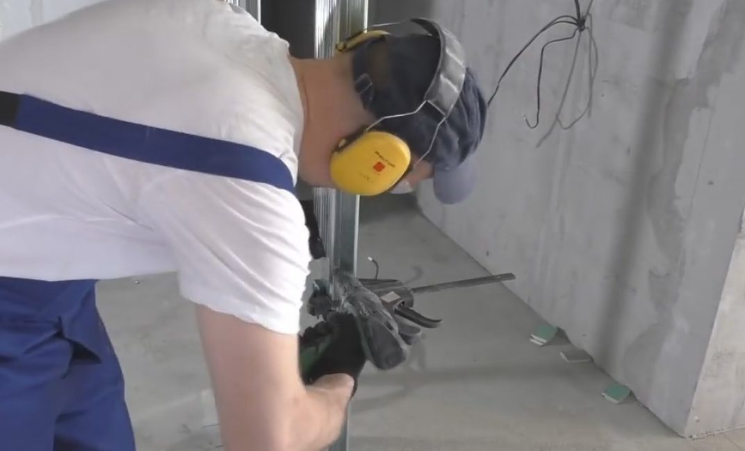 Установка второго профиля для столба и крепление обоих профилей друг к другу на мойке высокого давления