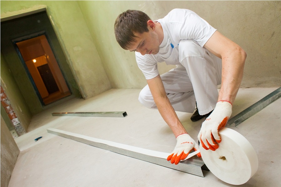 Установка уплотнительной ленты на гипсокартонный профиль