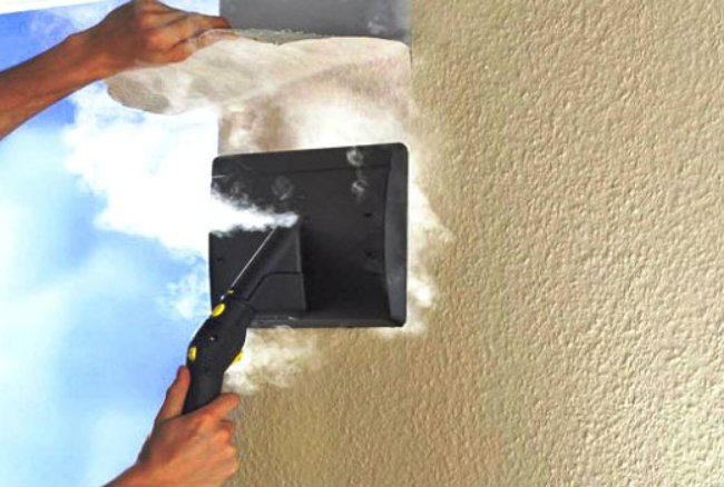 удаление обоев с помощью отпаривателя